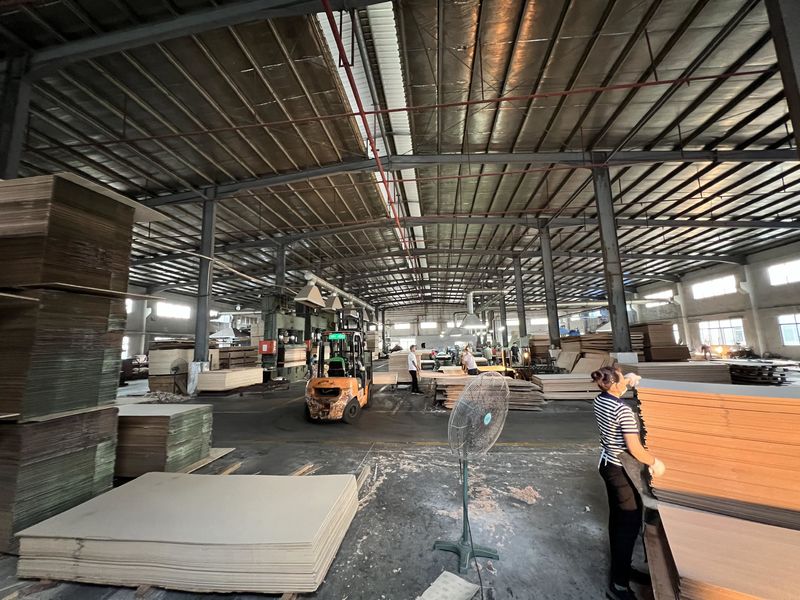 Dongguan Lingfeng Wood Industry Co., Ltd. производственная линия производителя