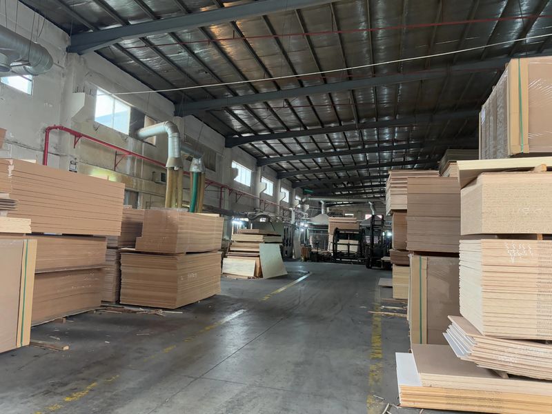 Dongguan Lingfeng Wood Industry Co., Ltd. производственная линия производителя
